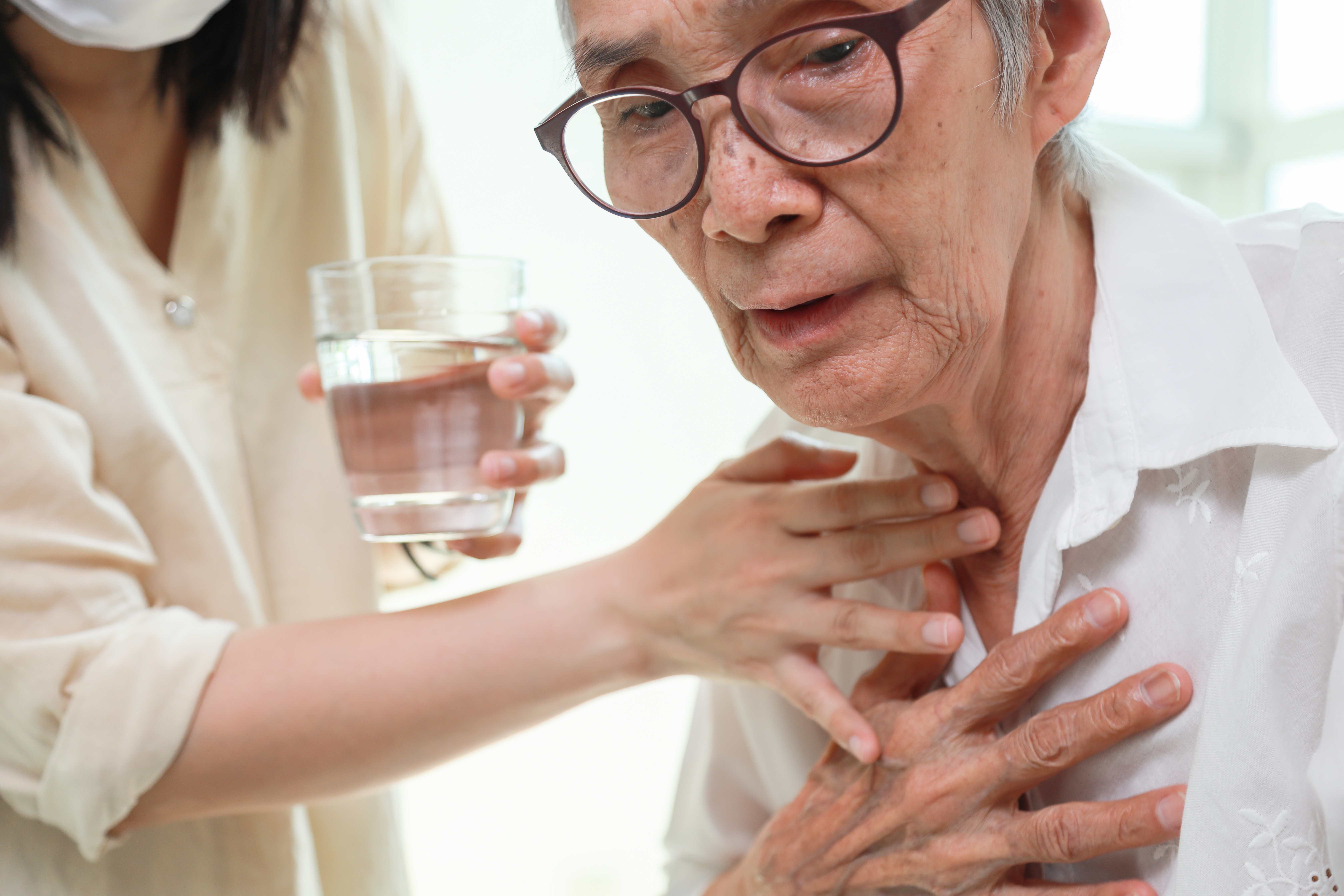 Doente com dificuldade em engolir água 