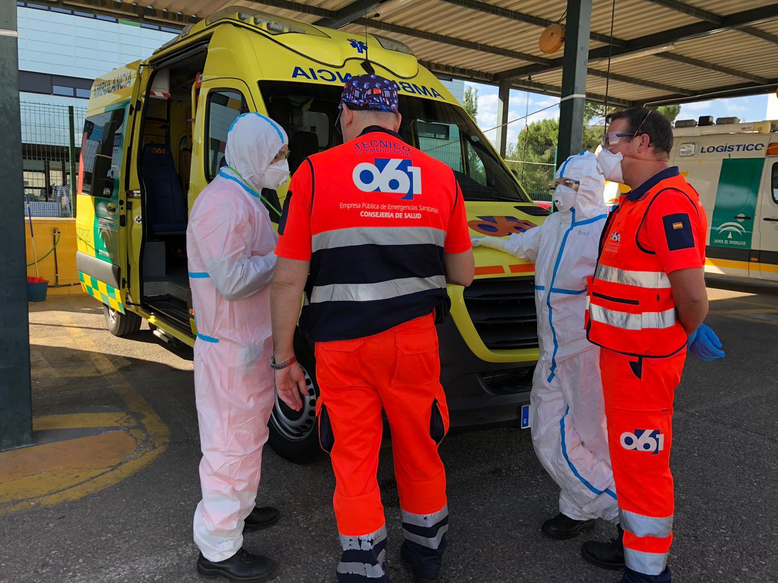 Equipo de ambulancia durante la simulación de un ictus en Cruz Roja Córdoba