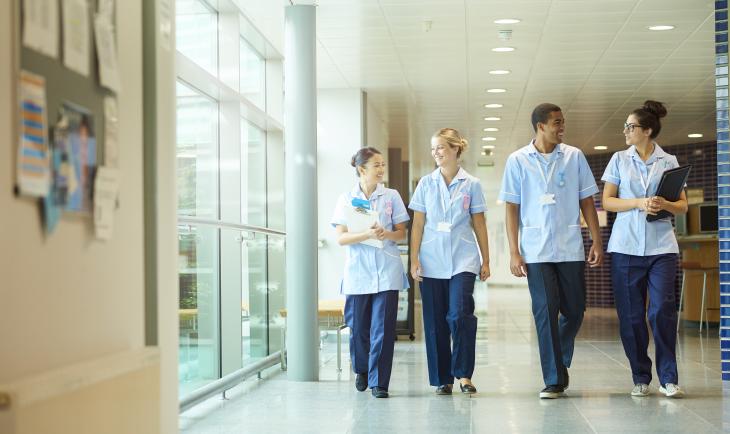 Foto de personal de enfermería en el pasillo de un hospital